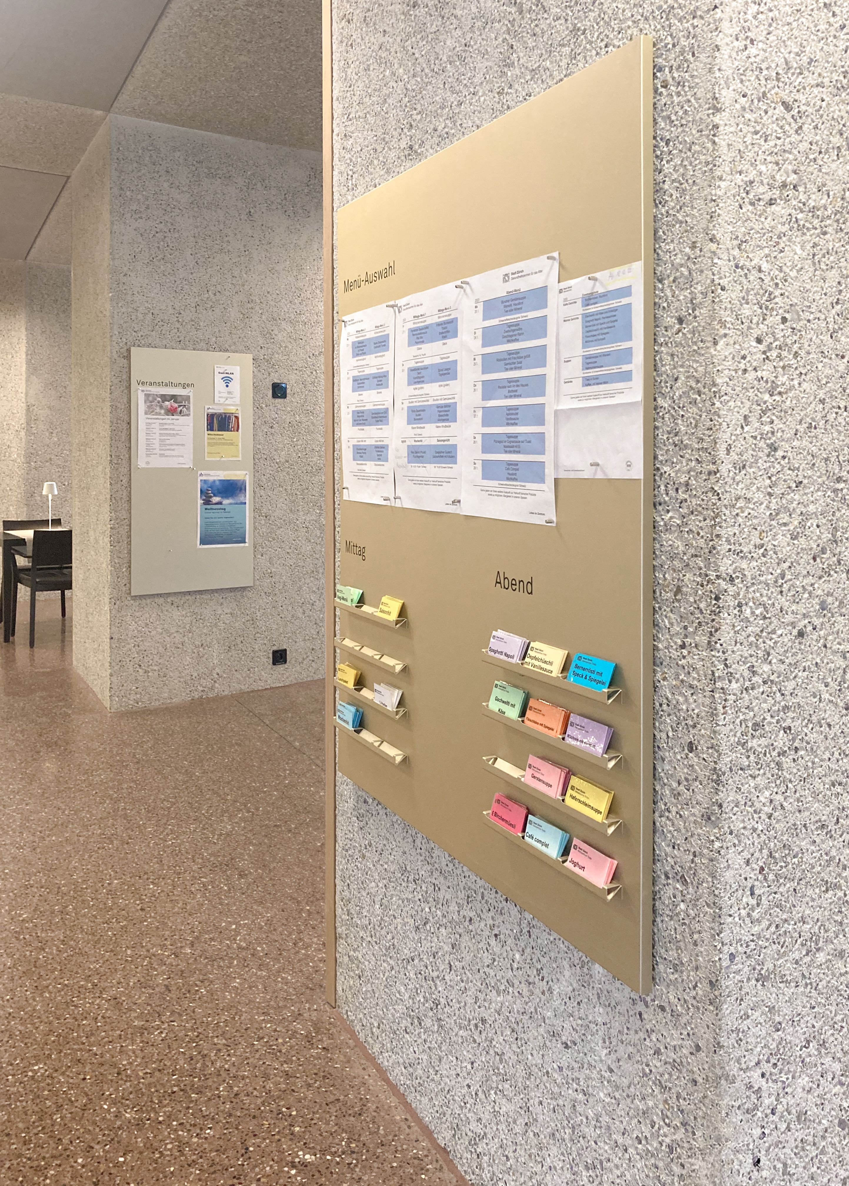 Signaletik Alterszentrum Trotte magnetisches Element Menüwand Aluminium Bausilber