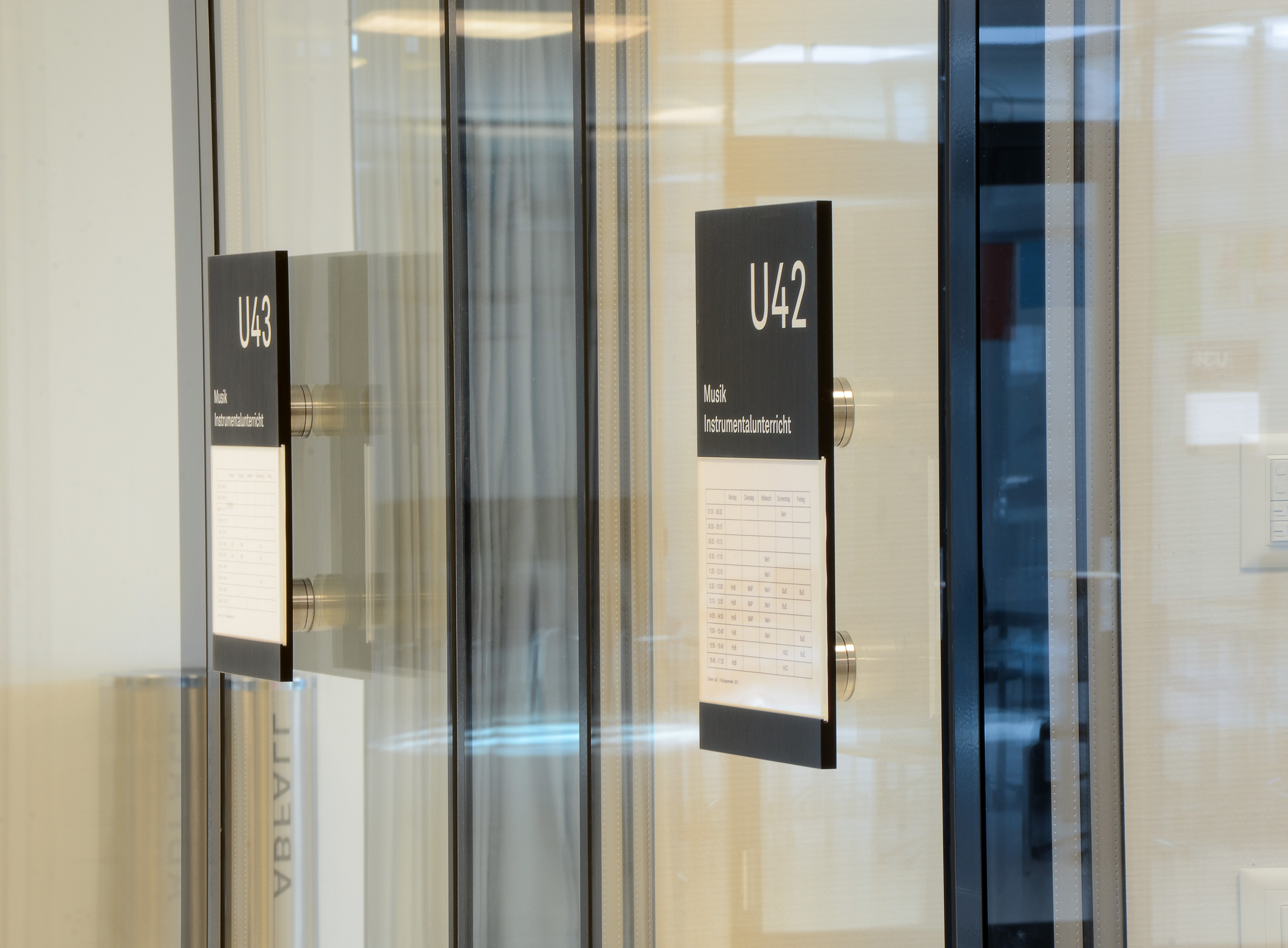 Kantonsschule Hohe Promenade Raumschild auf Glas