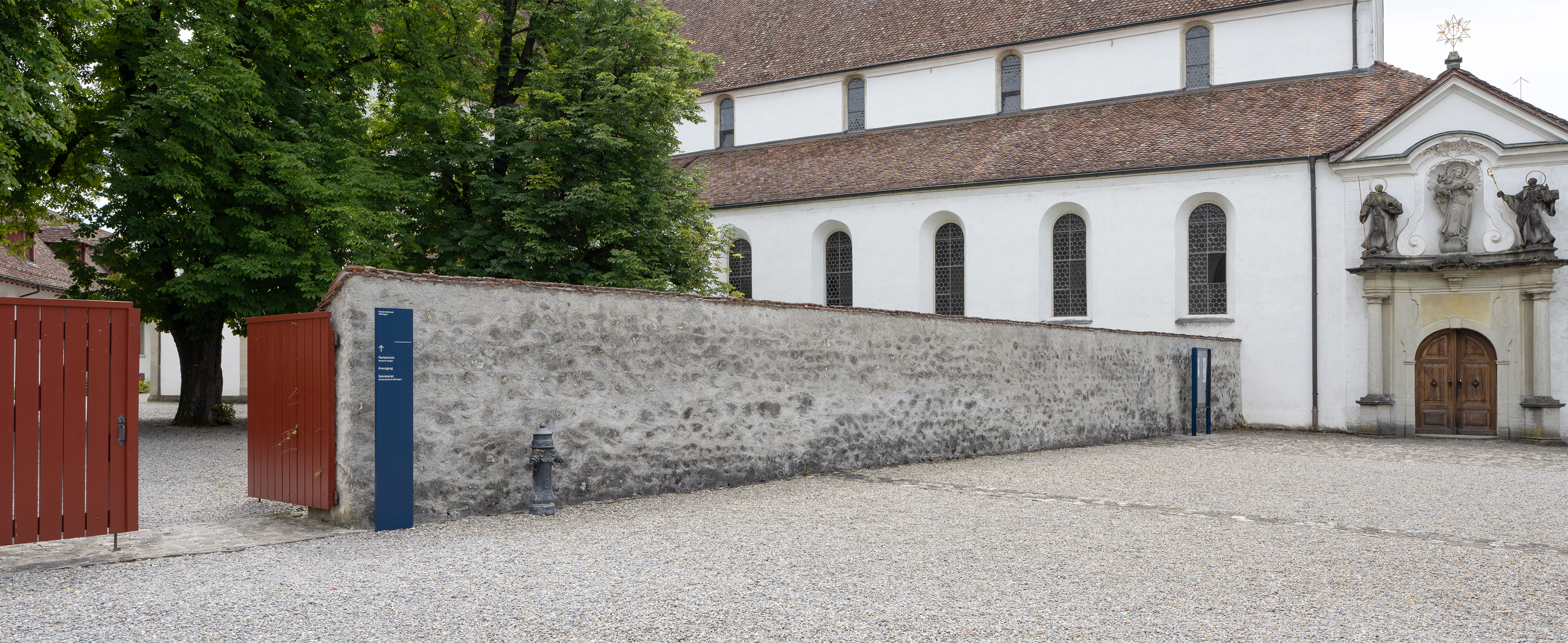 Signaletik Klosterhalbinsel Wettingen Klosterkirche und Klostermauer