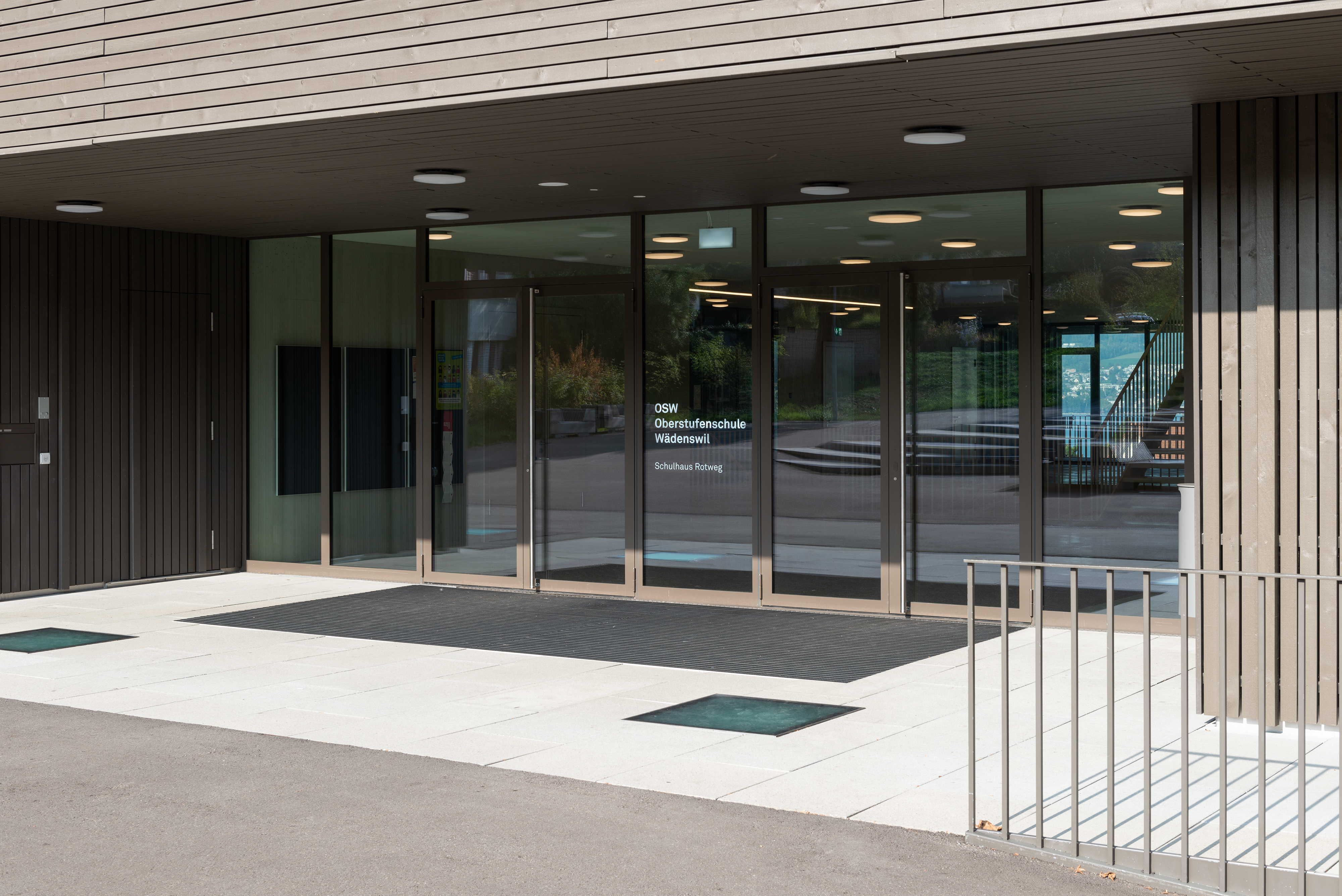 Signaletik OSW Oberstufenschule Waedenswil Rotweg Haupteingang