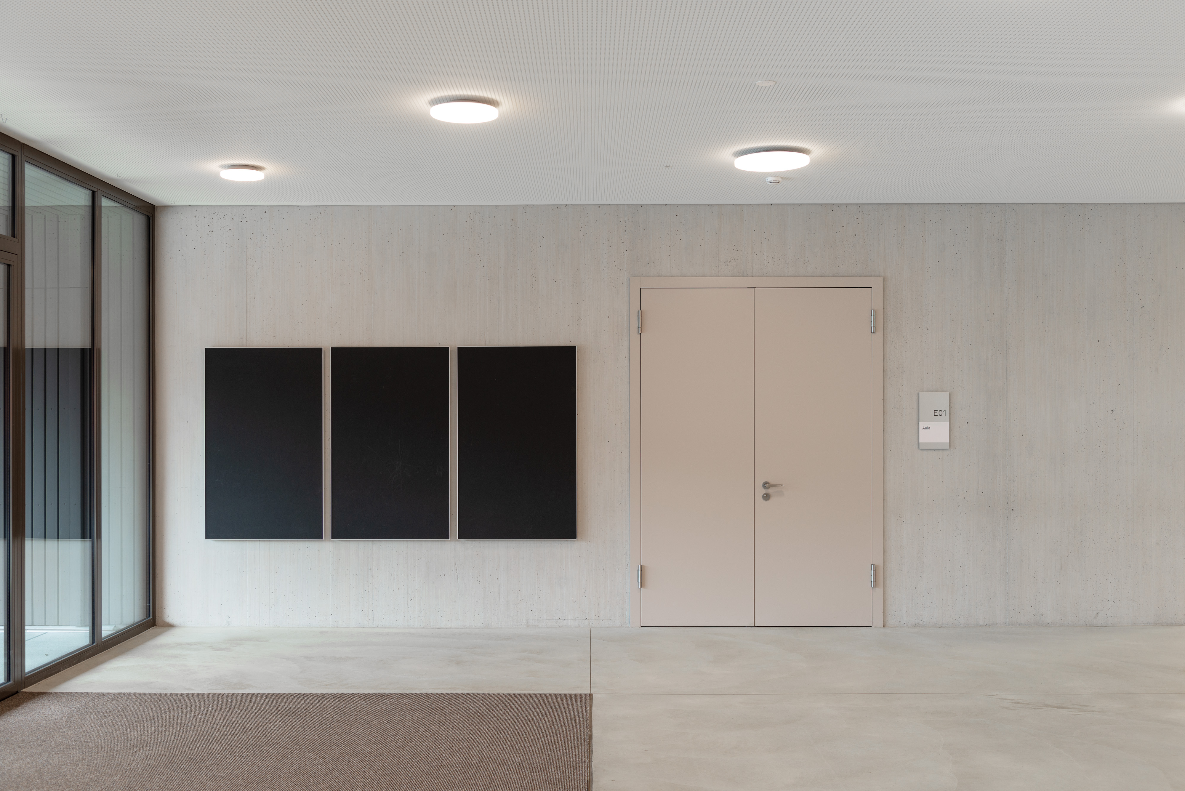 Signaletik OSW Oberstufenschule Wädenswil Pinwände beim Haupteingang