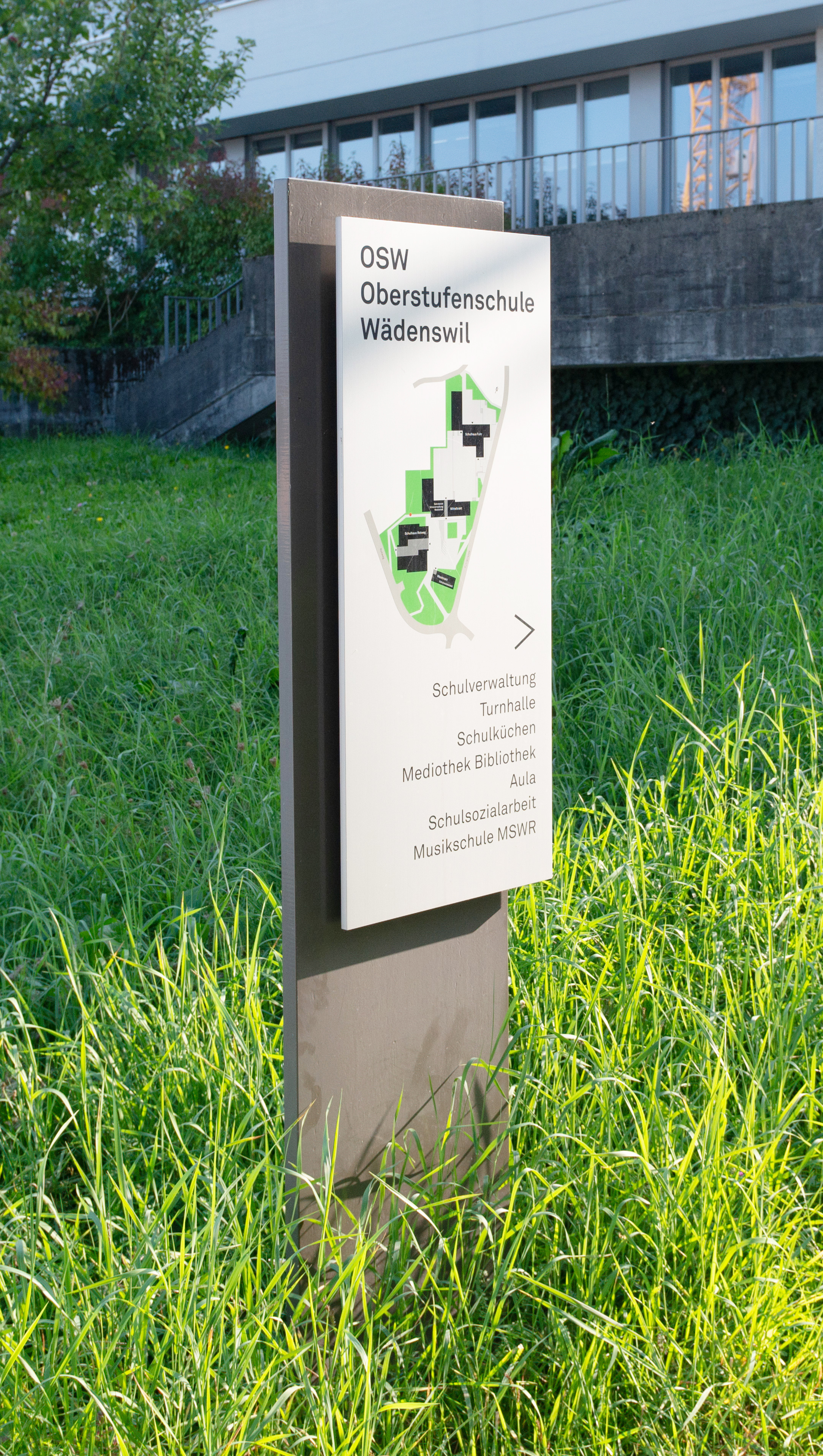Signaletik OSW Oberstufenschule Waedenswil Wegweiser Stele
