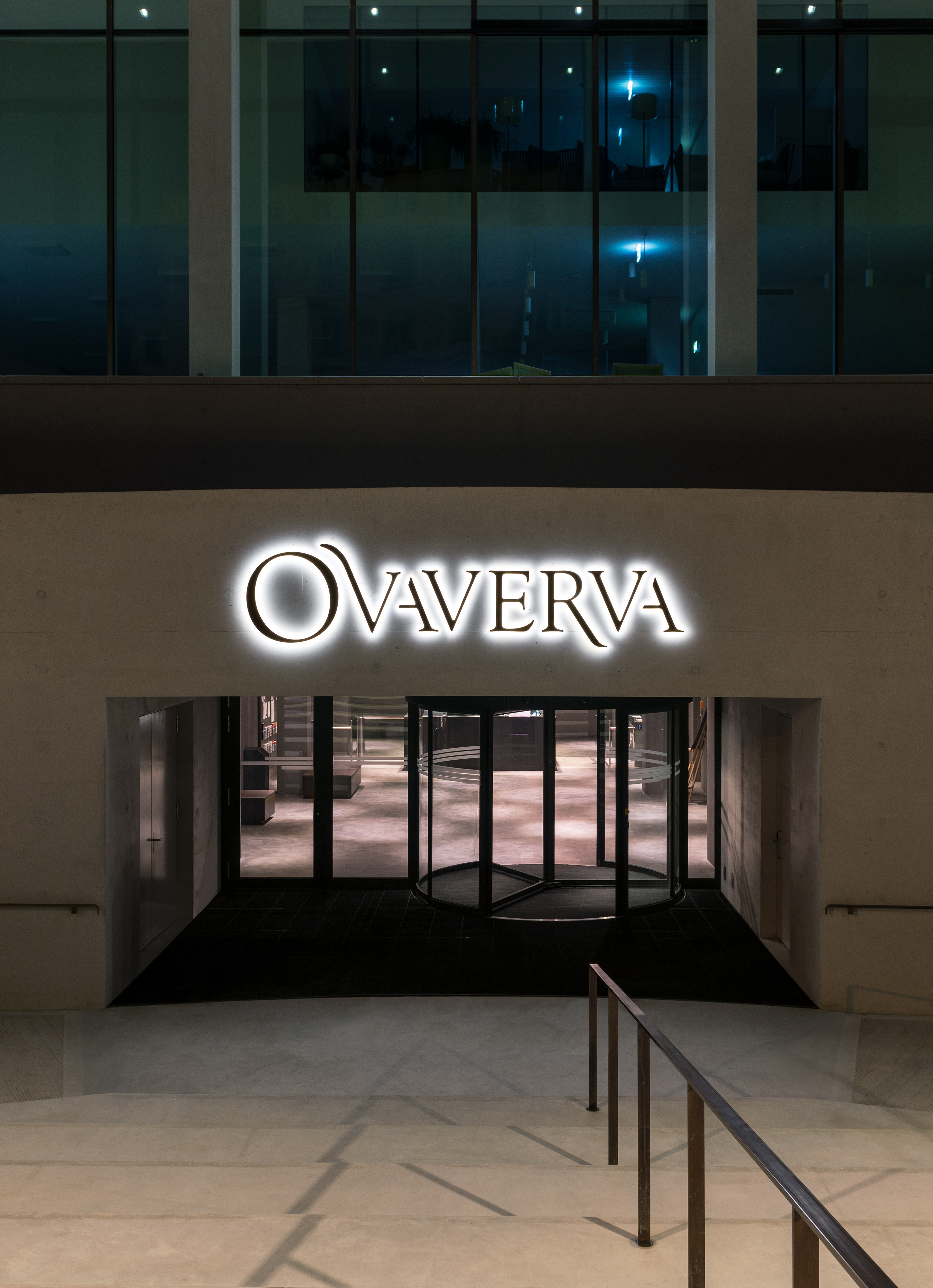 Ovaverva St. Moritz Schriftzug Eingang Nacht