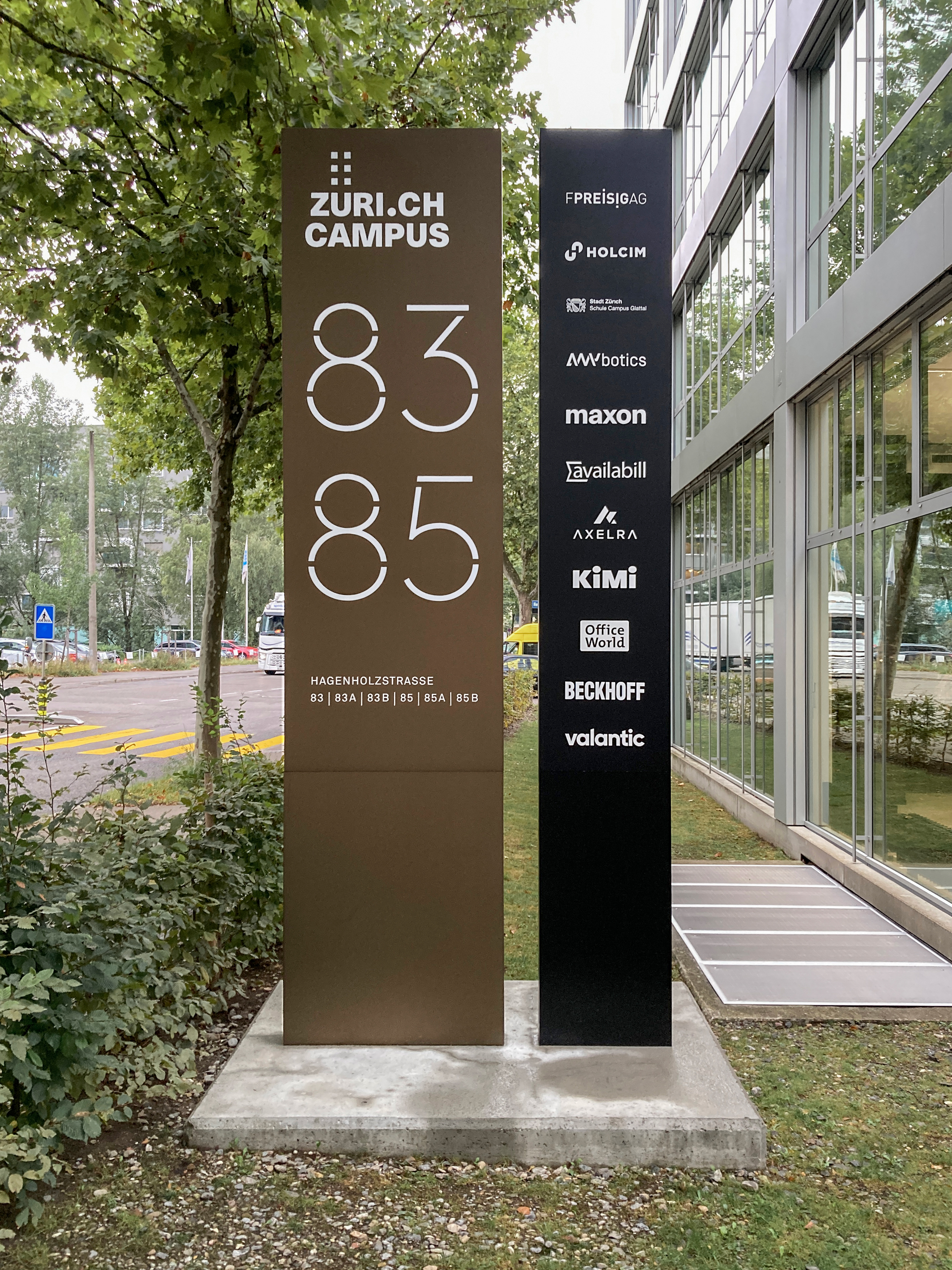 Signaletik Zurich Campus Pylone Mieter und Hausnummern