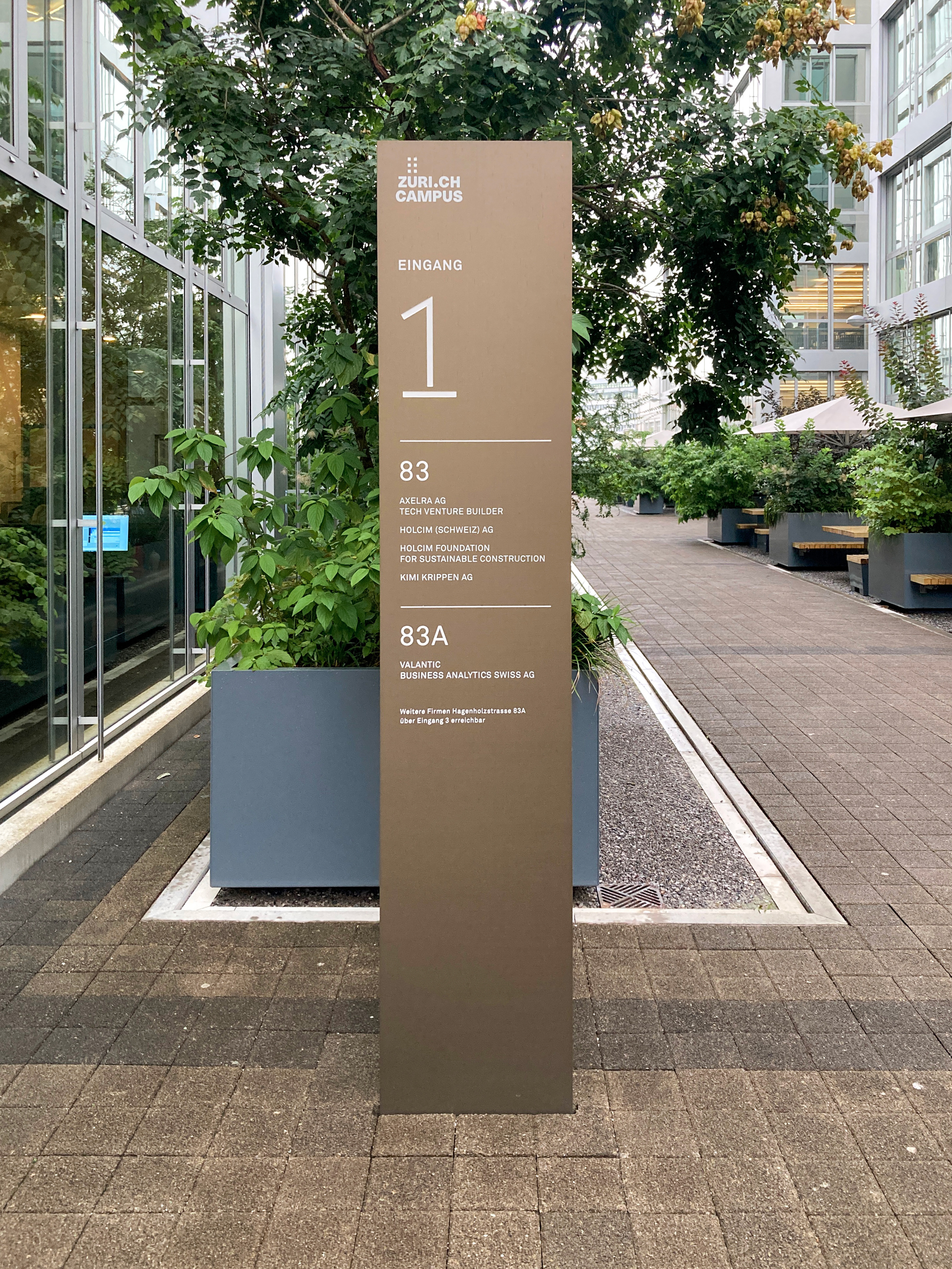 Signaletik Zurich Campus Mieterübersicht auf Stele