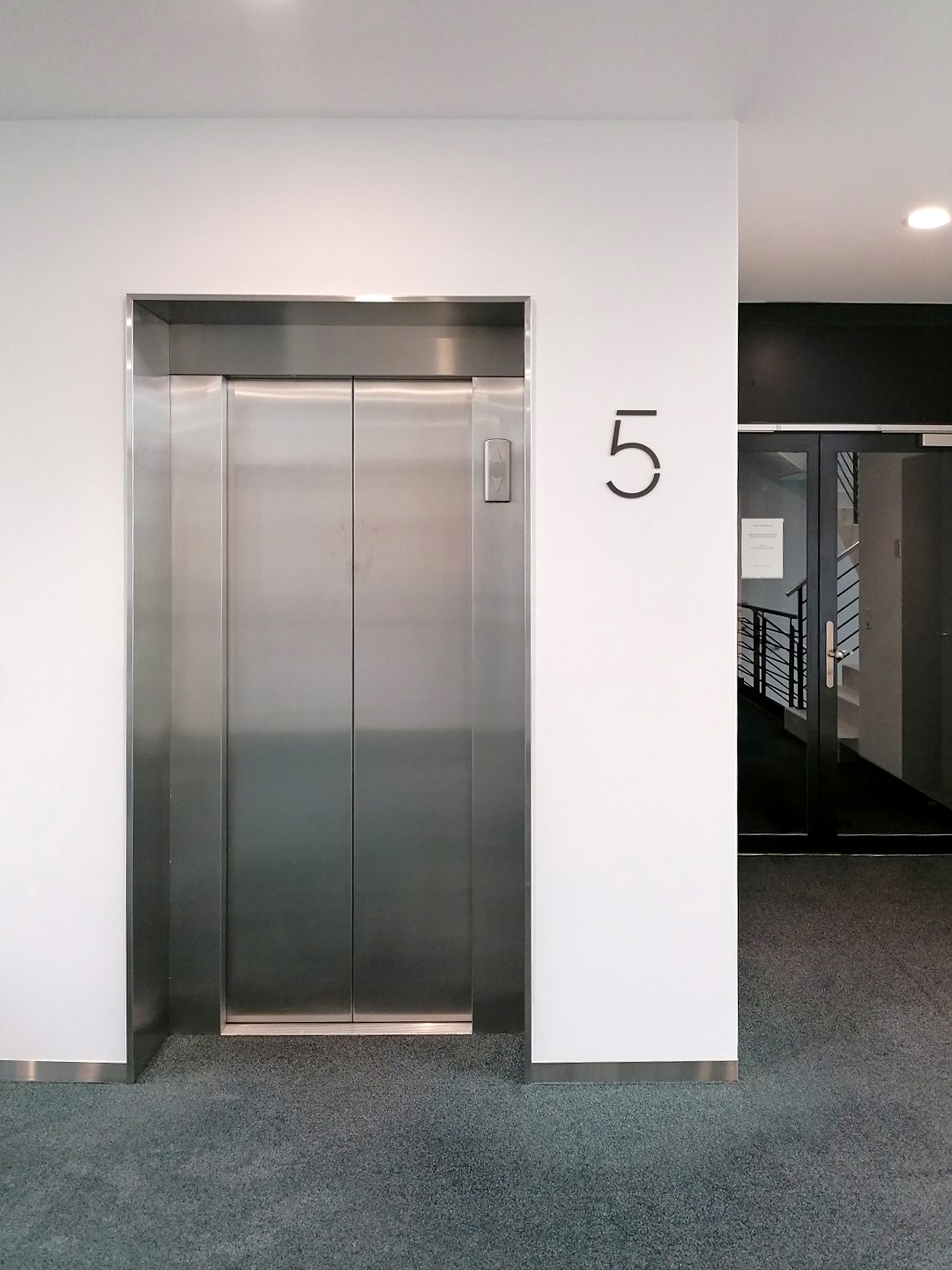 Signaletik Zurich Campus Stockwerkzahl aus Aluminium eloxiert